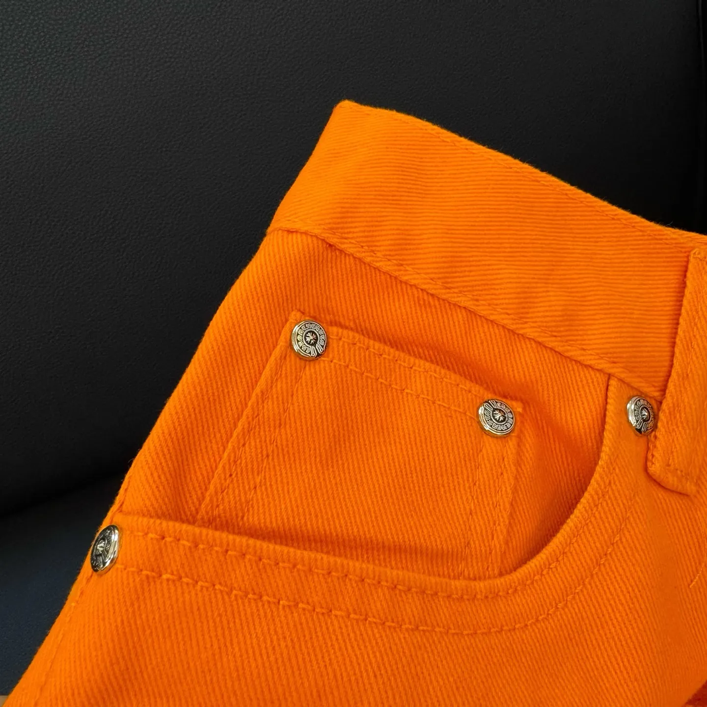 🅿️270 Style No.: D263 Chroe Hets CH Chrome Het Orange Color Block Slightly Flared Washed Jeans Ceiling-Level Jeans Hard to Find at the Counter‼ ️ About Zangyin ✅ This is an extremely luxurious fashion brand that can also be called the aristocracy of the high street. It has always been an exclusive brand for some hipsters or the rich second generation. The color of this model is already very eye-catching by using a unique washed material. It is decorated with pink patchwork cross flowers, which cleverly highlights the charm of the brand. Secondly, this model adopts a classic high-waist cut design, which highlights the long legs and fashionable temperament of the upper body. The brand is highly recognizable and the slim-fitting configuration is more suitable for daily wear. The personality will be fashionable and the specifications can be seen at a glance. Materials and technology ✅ Needless to say, this point goes without saying. As an excellent craftsman brand, Zangyin's requirements for details and craftsmanship are really perfect. The washed color of this model has gone through a lot of processes, not to mention the embellishment of the denim appliqués. It is also purely handmade and sewn. Just like what they believe in, only handmade things have soul and have the meaning of wearing. A top-notch heavy-duty fashionable denim item, recommended by both hands‼ ️ Size#(28 30 32 34) Size reference: 28 pants length 101 waist circumference 78 30 pants length 103 waist circumference 82 32 pants length 105 waist circumference 86 34 pants length 106 waist circumference 90